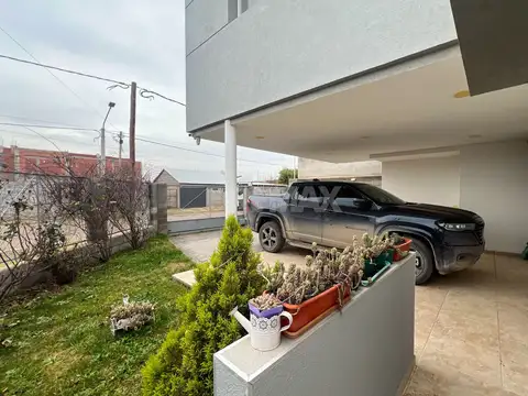 Casa en Alquiler con 2 cocheras