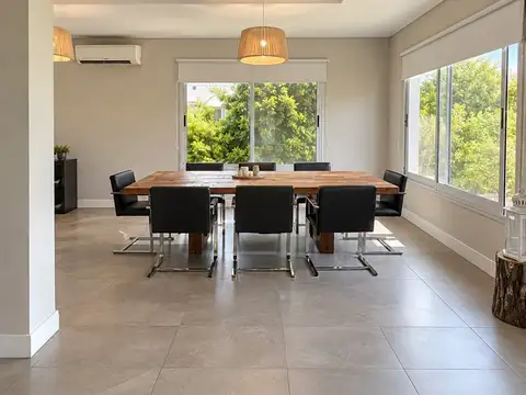 Casa en Alquiler con 2 cocheras