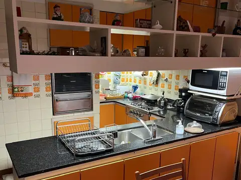 4 ambientes de categoría con palier privado, doble entrada, balcón corrido y patio