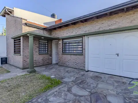 Piscina, jardin y cochera cubierta