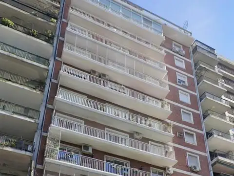 Excelente semipiso gran metraje, luz natural, cochera. Ideal para modernizar. Mínimas expensas