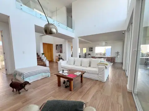Venta moderna e impecable Casa 5 amb a la laguna en Barrio Cantón, Norte, Escobar, GBA Norte