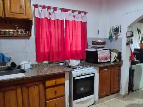 Propiedad de 4 departamentos y local o garage