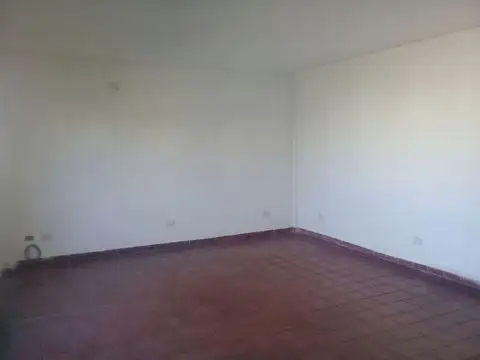 EXELENTE OFICINA AMPLIA CON PRIVADO Y BALCON AL FRENTE 105MT