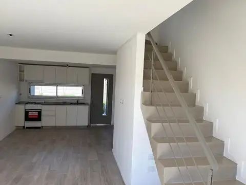 Casa 4 ambientes con 2 baños