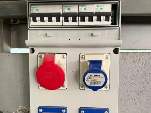 AMPLIA NAVE INDUSTRIAL EN EL PARQUE INDUSTRIAL DE EZEIZA