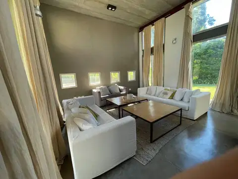 Casa 6 ambientes con 2 baños