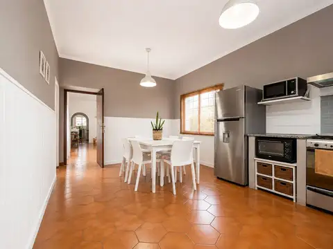 Casa 7 ambientes con 2 baños