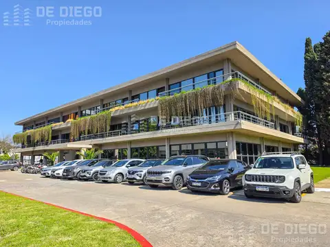 Oficina en alquiler 150 m2 con 3 cocheras dentro de predio con seguridad, Olivos
