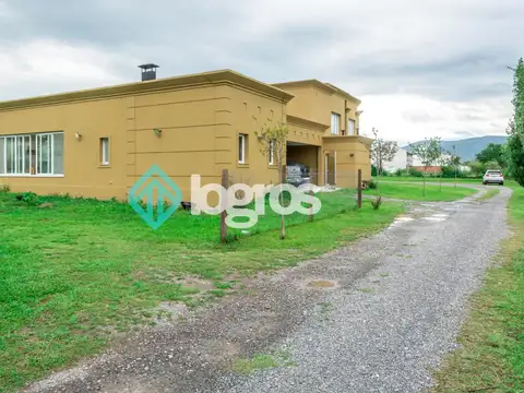 Casa en Venta con 3 cocheras