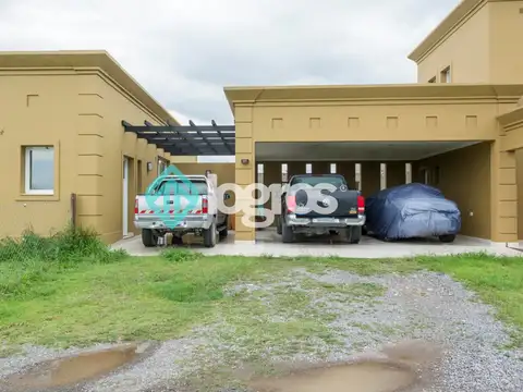 Casa 8 ambientes con 4 baños