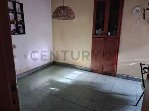 CASA EN VENTA EN LA PLATA TIPO PH AL FRENTE CON COCHERA CUBIERTA A REFACCIONAR