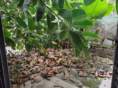 CASA EN VENTA EN LA PLATA TIPO PH AL FRENTE CON COCHERA CUBIERTA A REFACCIONAR