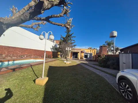 Casa en Venta con 3 cocheras