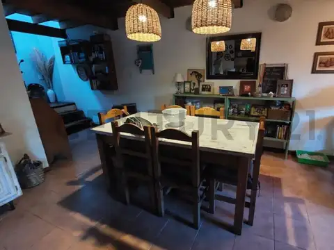 Casa 4 ambientes con 2 baños