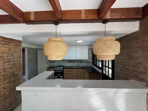 Casa en Alquiler con 6 cocheras