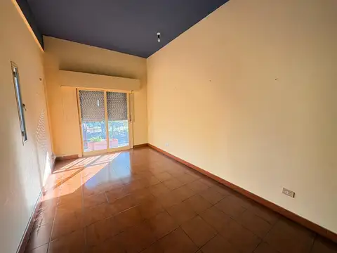 Pedro Arata 1520 y Ruta 202. Alquiler Oficina/Consultorio con balcón de 15 m2. 1er piso por escalera.