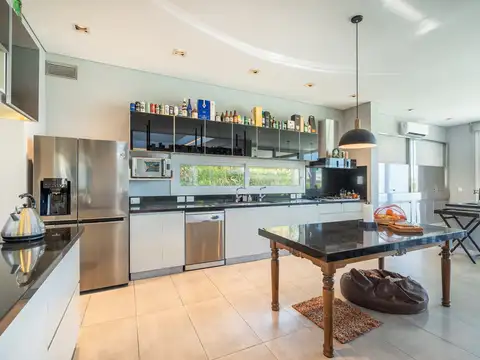 Casa 9 ambientes con 5 baños