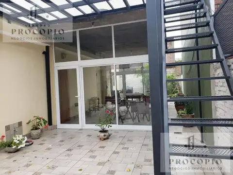 Casa 6 ambientes con 2 baños