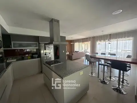 Casa 5 ambientes con 4 baños