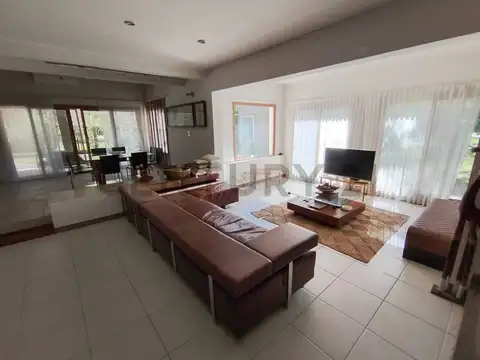 Casa 6 ambientes con 3 baños