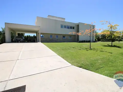 Casa en Venta con 4 cocheras