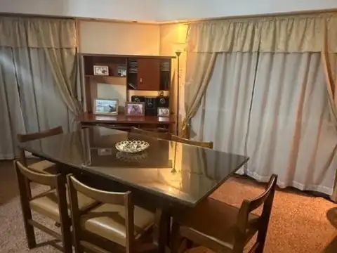 Casa 8 ambientes con 2 baños
