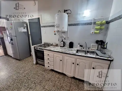 Casa 6 ambientes con 2 baños