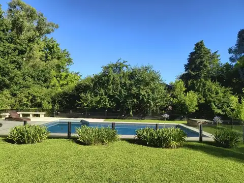 Venta. Casa de estilo tradicional sobre amplio lote. Golfers Country Club