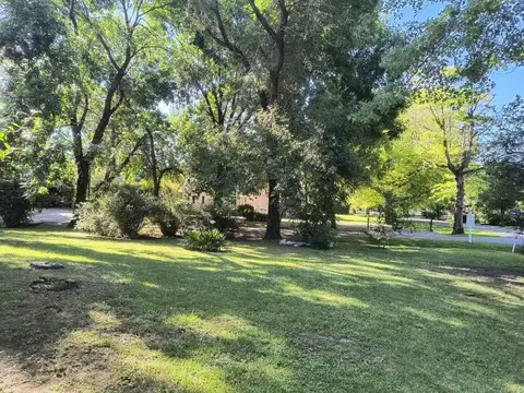 Venta. Casa de estilo tradicional sobre amplio lote. Golfers Country Club