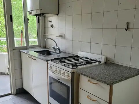 Excelente monoambiente con balcón.-