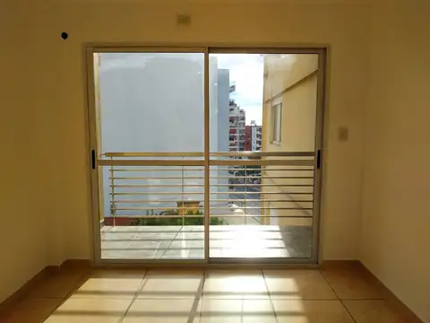 Excelente monoambiente con balcón.-