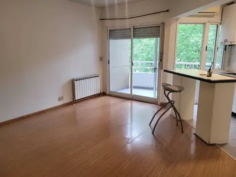 Excelente monoambiente con balcón.-