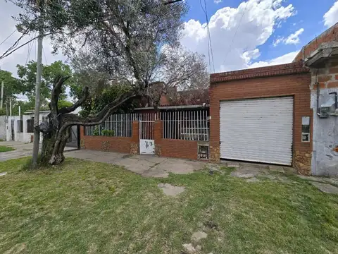 CASA 3 AMBIENTES EN VENTA EN LANÚS JARDIN COCHERA