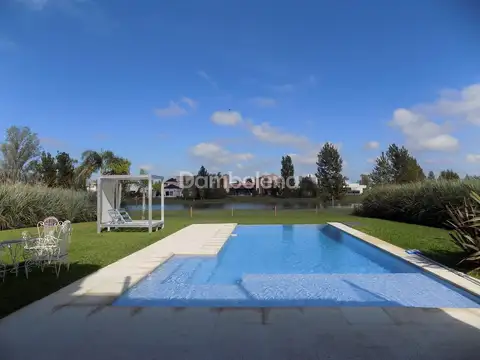 Casa 7 ambientes con 4 baños
