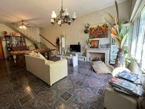 Casa 6 ambientes con 2 baños