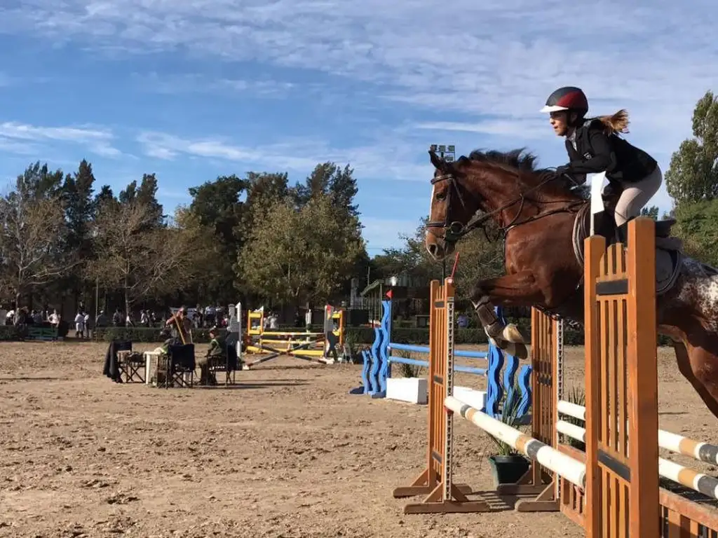 Actividades deportivas futbol, voley, paddle, golf, tenis, basquet, hockey, equitacion en Highland Park Country Club