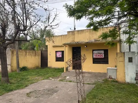 Casa en venta con amplio terreno y todos los servicios.