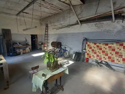 VENTA - 3 Galpones / Locales + Depto 4 ambientes - Ballester