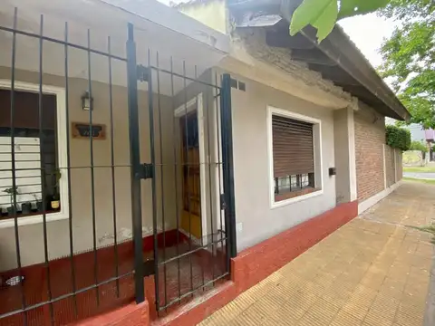 CASA VENTA 4 AMBIENTES VILLA TESEI  AMPLIO JARDIN