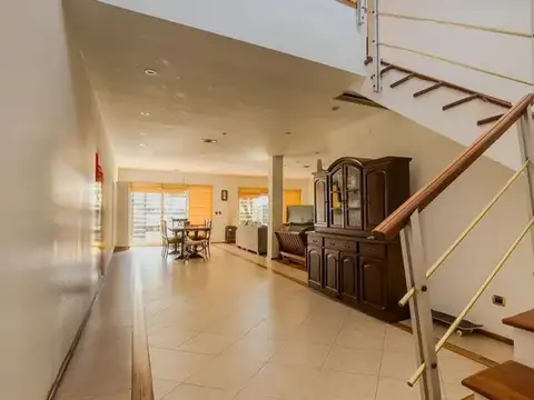 Casa 6 ambientes con 4 baños