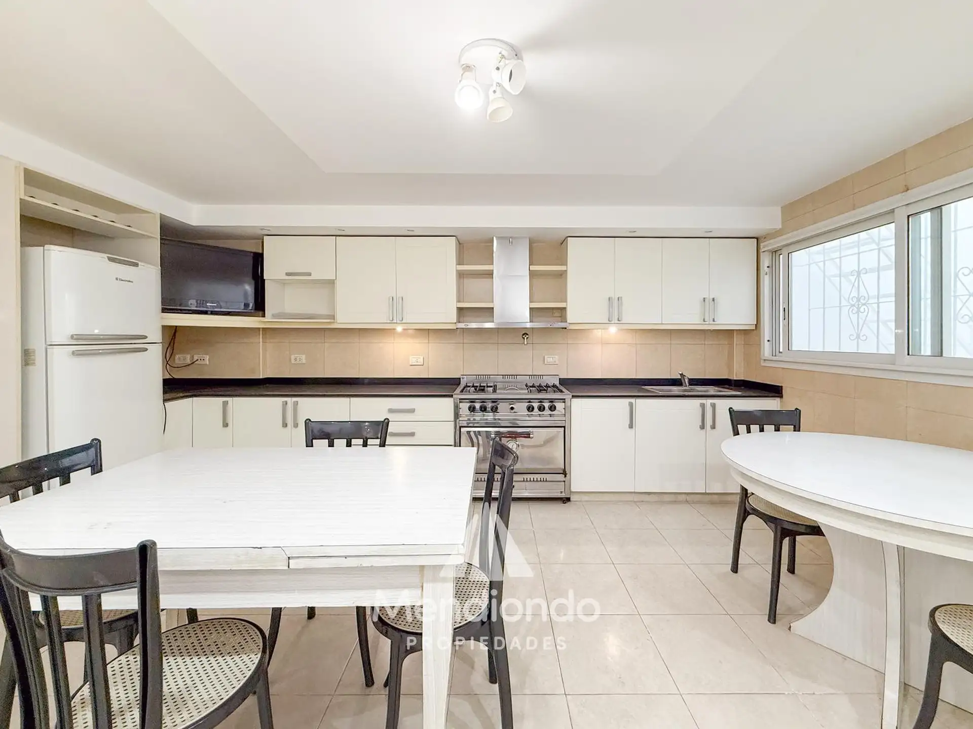 Casa en esq. 4 amb + dependencias y 2 cocheras. Reciclada. Av. Paso y Entre Ríos