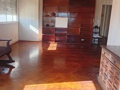 4 ambientes con dependencia. Al frente, en esquina. Muy luminoso. Servicios centrales.