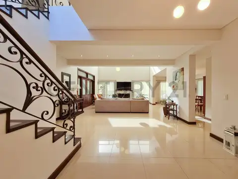 Casa en Venta en Abril Club De Campo, USD 750.000