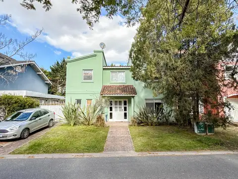 Casa en Venta con 2 cocheras