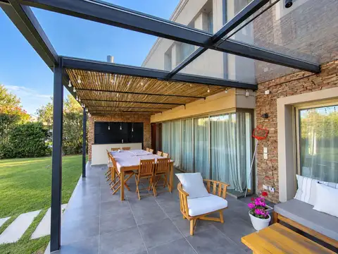 Casa en Venta con 2 cocheras