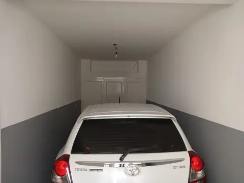 Casa de 3 ambientes en alquiler, con cochera y jardin