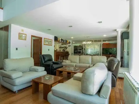 Casa 8 ambientes con 3 baños