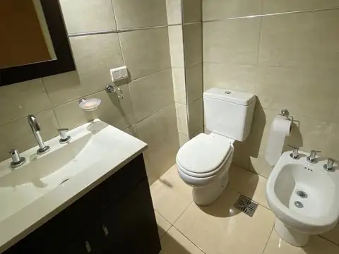 VENTA DE DEPARTAMENTO AL FRENTE CON BALCON EDIFICIO CON ASCENSOR!