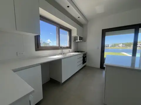 Casa 7 ambientes con 3 baños